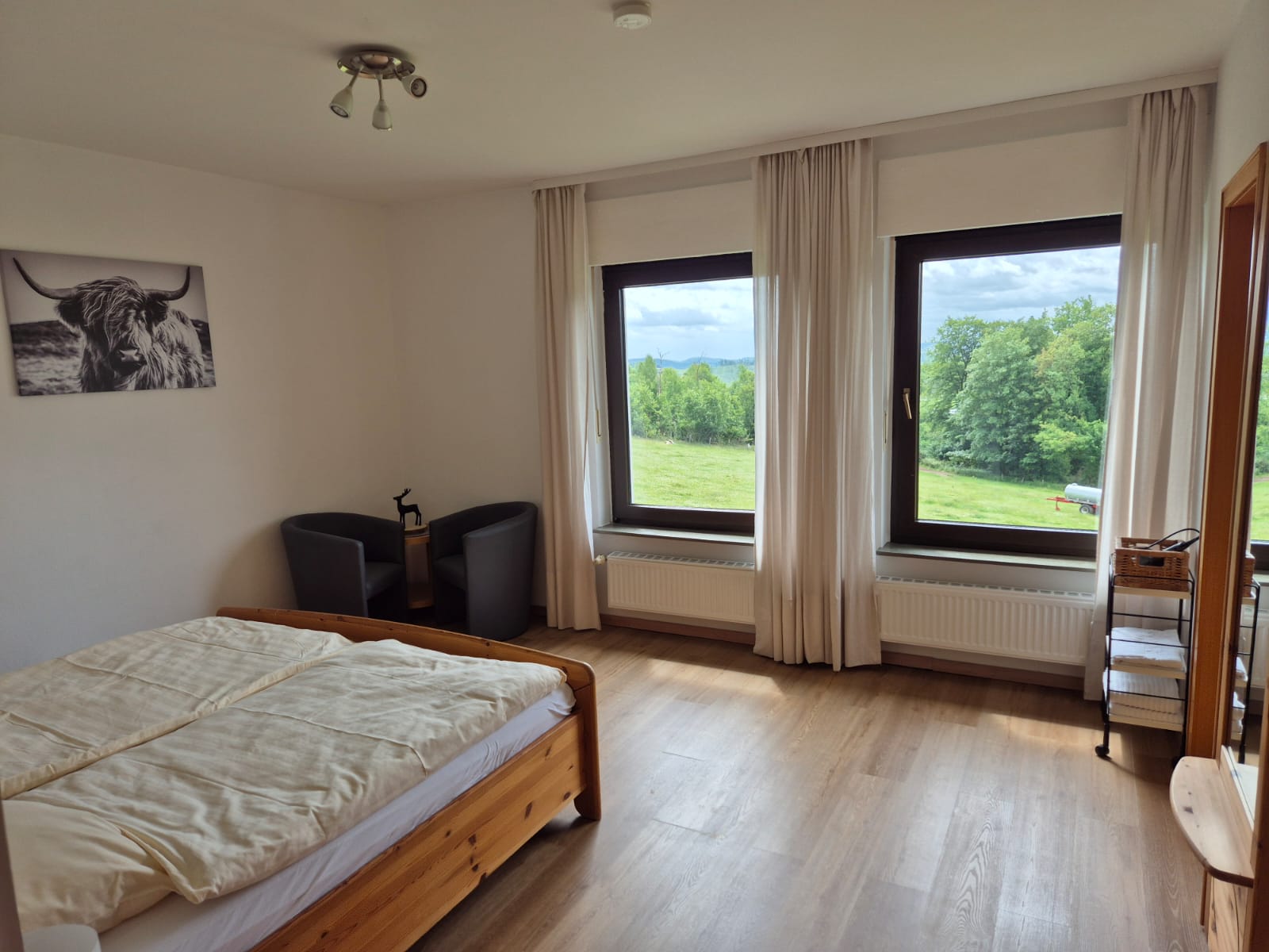 Großes Schlafzimmer Ferienwohnung Hof Lilienberg mit Blick aus dem Fenster