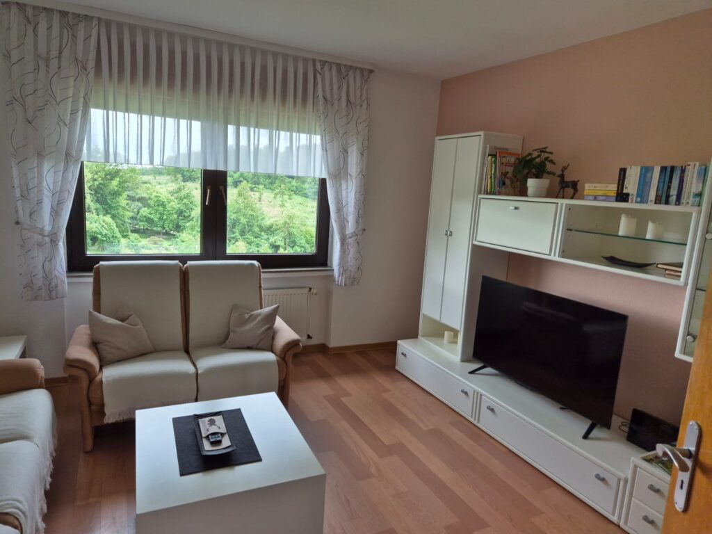Wohnzimmer Hof Lilienberg mit Fernseher